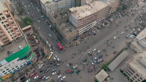 vista aérea de aves del tráfico a lo largo de la carretera ma jinnah en karachi