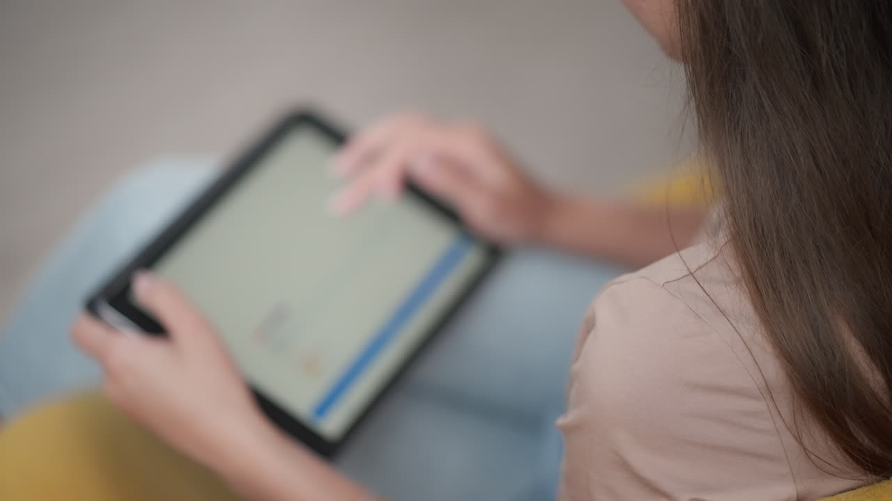 태블릿을 사용하는 여성