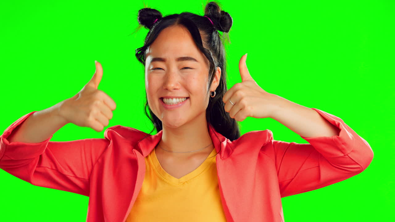 행복한 여성, 초록색 화면에 얼굴과 엄지 손가락