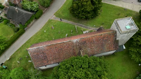 Eine-Langsame-Bogenaufnahme-Der-St.-Margaret-von-Antioch-Kirche-In-Womenswold,-Kent