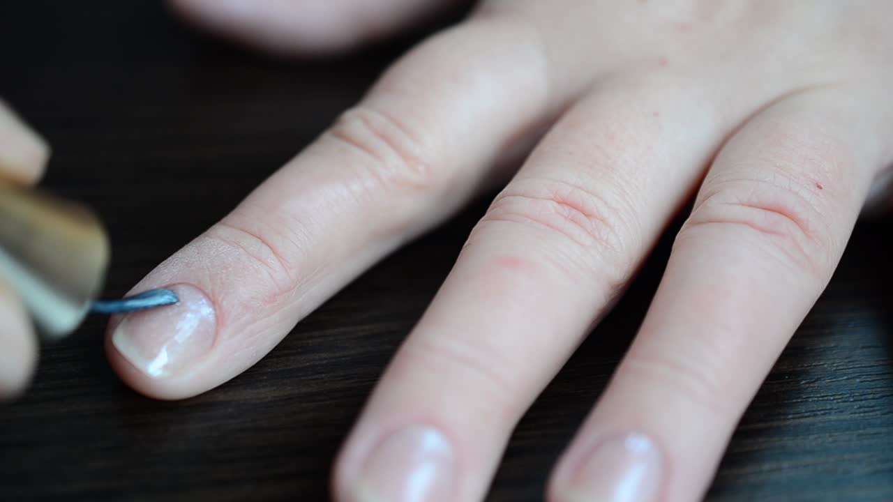 La donna fa la manicure. Manicure, preparazione delle unghie