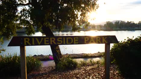 Ruhiger-Park-Am-Flussufer,-Rockhampton---Sonnenaufgang