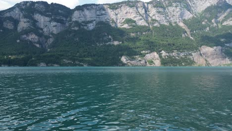 Olas-Tranquilas-Del-Lago-Walensee-En-Suiza-Creando-Una-Escena-Tranquila