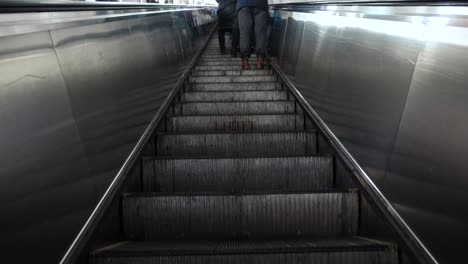 escalera mecánica en una estación de metro