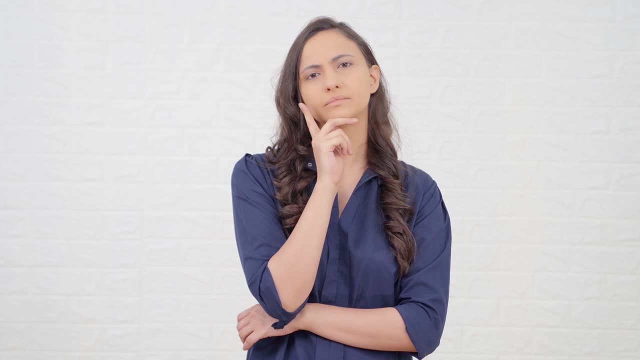 chica pensando y mirando confundido