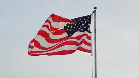 Große-Amerikanische-Flagge-Weht-In-Zeitlupe-Am-Himmel