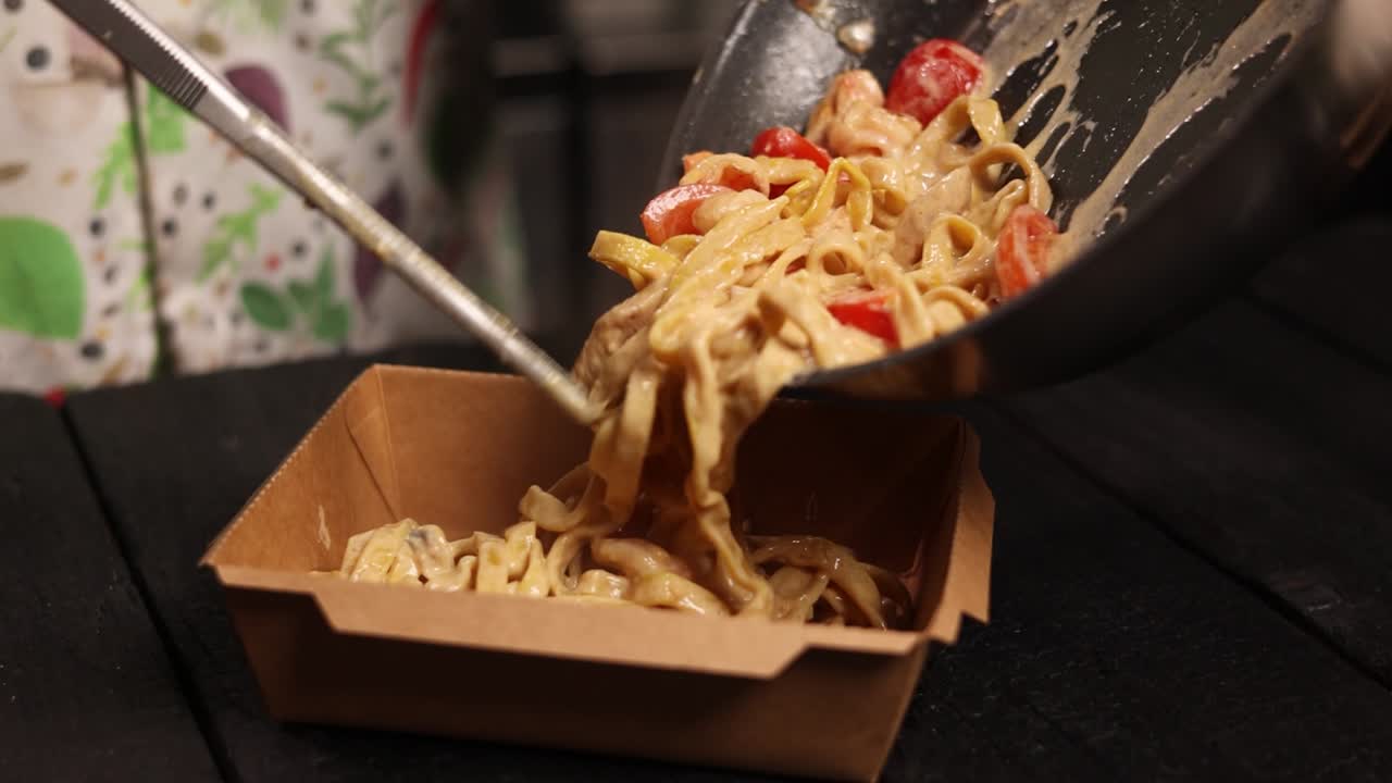 상자 에 담긴 크리미한 토마토 파스타 를 준비 하고 제공 하는 것