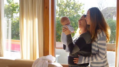 pareja de lesbianas sosteniendo a su bebé 4k