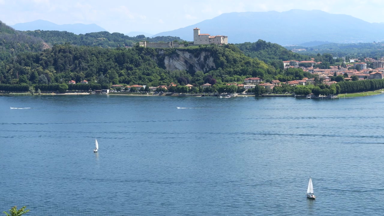 Barche a vela sul Lago Maggiore con vista sul Castello Borromeo, fortificazione medievale