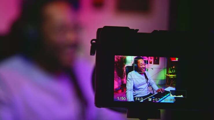Uomo che registra un video mentre trasmette un gioco in streaming