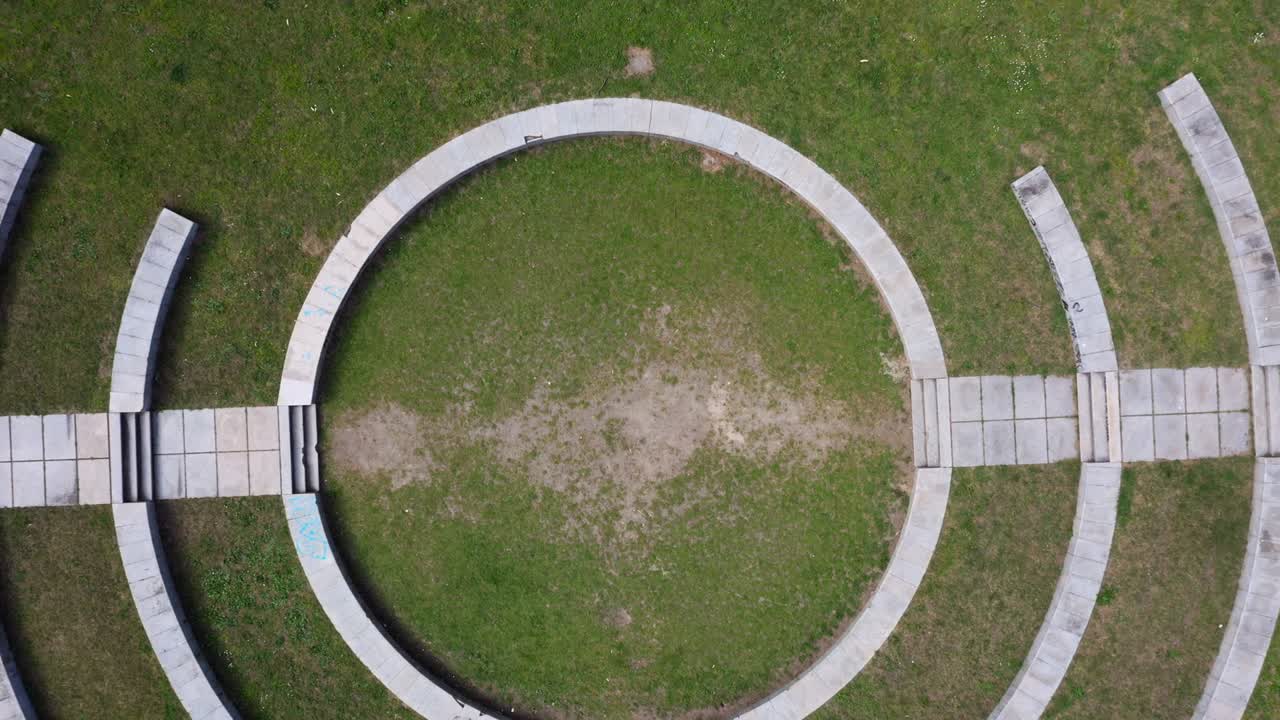 vista aérea de la construcción de patrones concéntricos circulares en el parque da riouxa, vigo, pontevedra, españa.