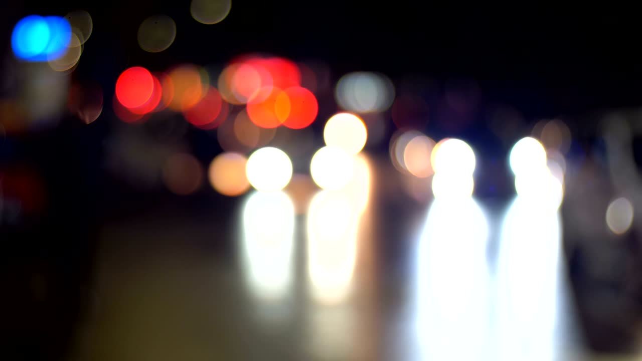 밤의 도시 교통 신호등의 초점이 분해되어 있습니다.