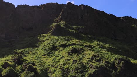 Montaña-De-Islandia-4k-Con-Pájaros