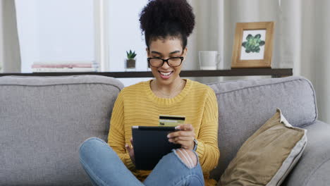 una mujer usando una tableta digital