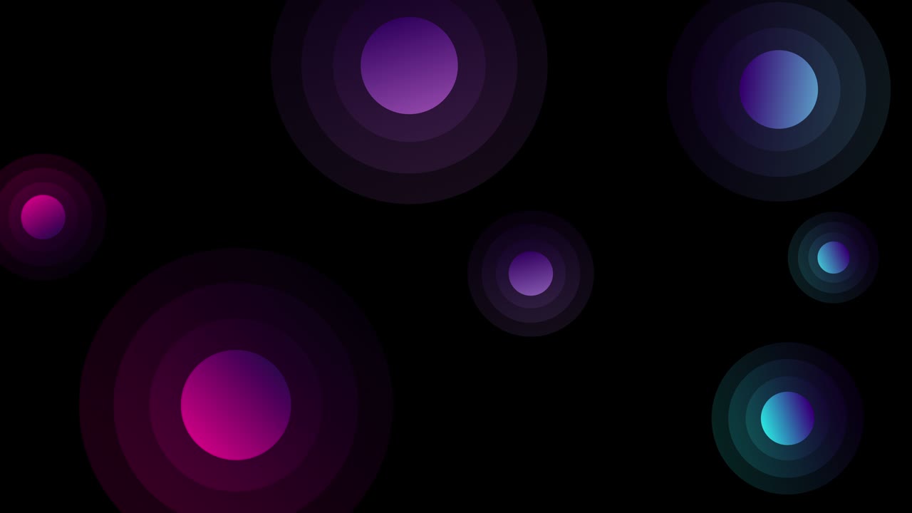 4k 영상에서 검은색 배경에 반이는 원을 가진 보라색 둥근.