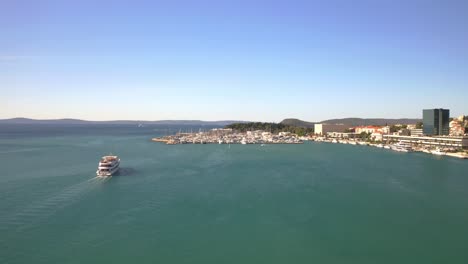 Una-Hermosa-Vista-Aérea-De-Un-Barco-En-Viaje.