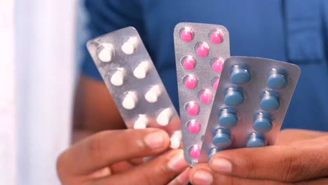 persona que sostiene envases de medicamentos en blister