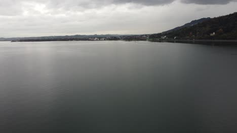 콘스탄스 호수 (lake constance) 의 공중 풍경: 즐거운 구름이 가득한 가을 날, 브레겐츠 (bregenz) 시에서 다른 쪽으로 건너가는, 보랄베르크 (vorarlberg), 오스트리아, 유럽