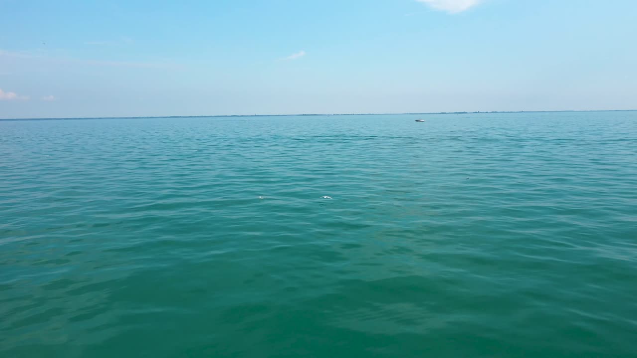 열린 물 위를 비행하는 드론