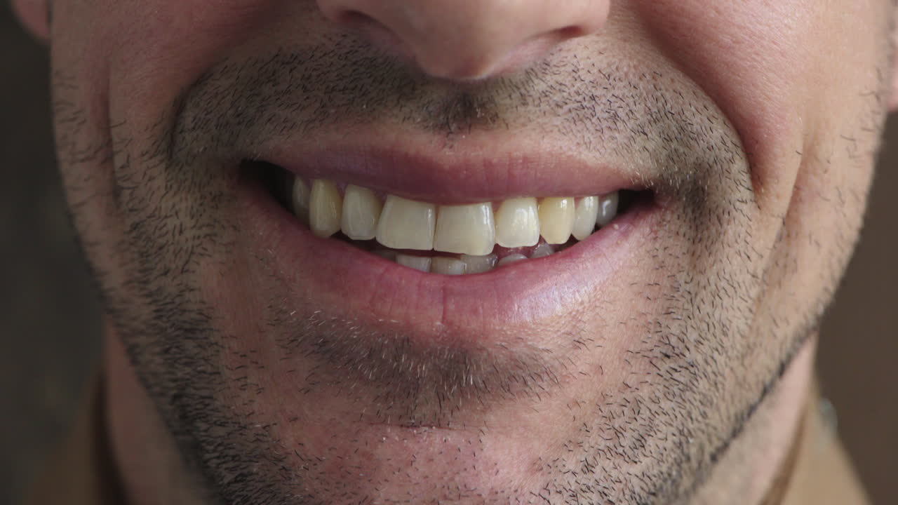 cerca de hombre caucásico boca sonriendo dientes felices con pelo facial sin afeitar rastrojo