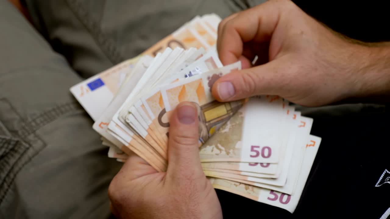 contar el dinero con las manos de cerca.