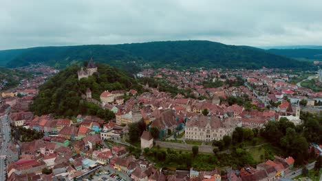 El-Centro-Histórico-De-Sighișoara-Con-La-Iglesia-En-La-Colina