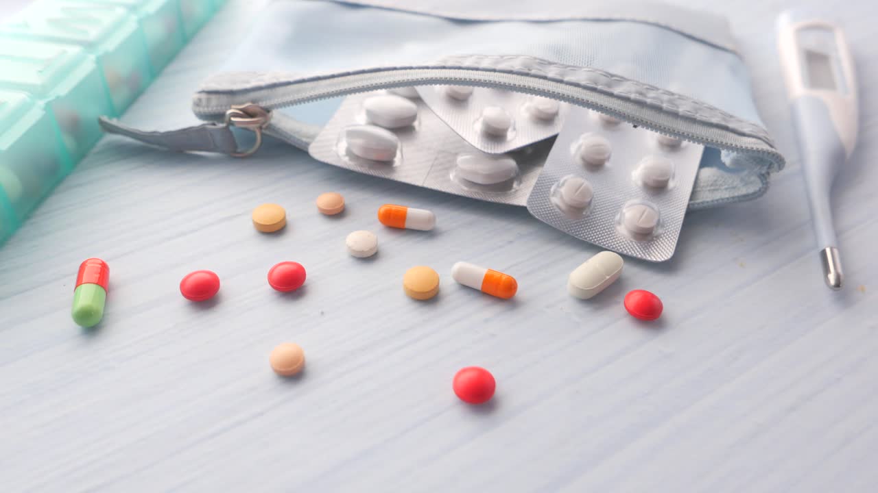 의약품과 온도계가 테이블 위에 있습니다.