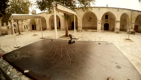 antiguo reloj de sol de metal en el patio de la antigua mezquita urfa antigua ciudad de los profetas