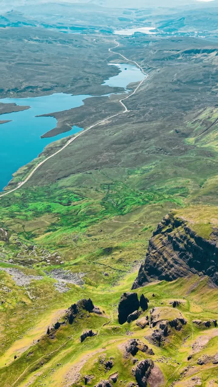 Fantastisk luftfoto av det ulendte landskapet i Skottland med innsjøer