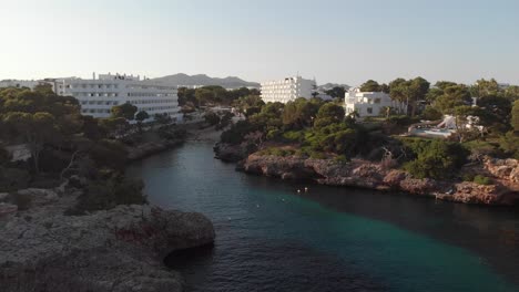 Antena:-Volando-Sobre-La-Bahía-De-Cala-De-Egos-En-Cala-D&#39;or-En-La-Isla-De-Mallorca