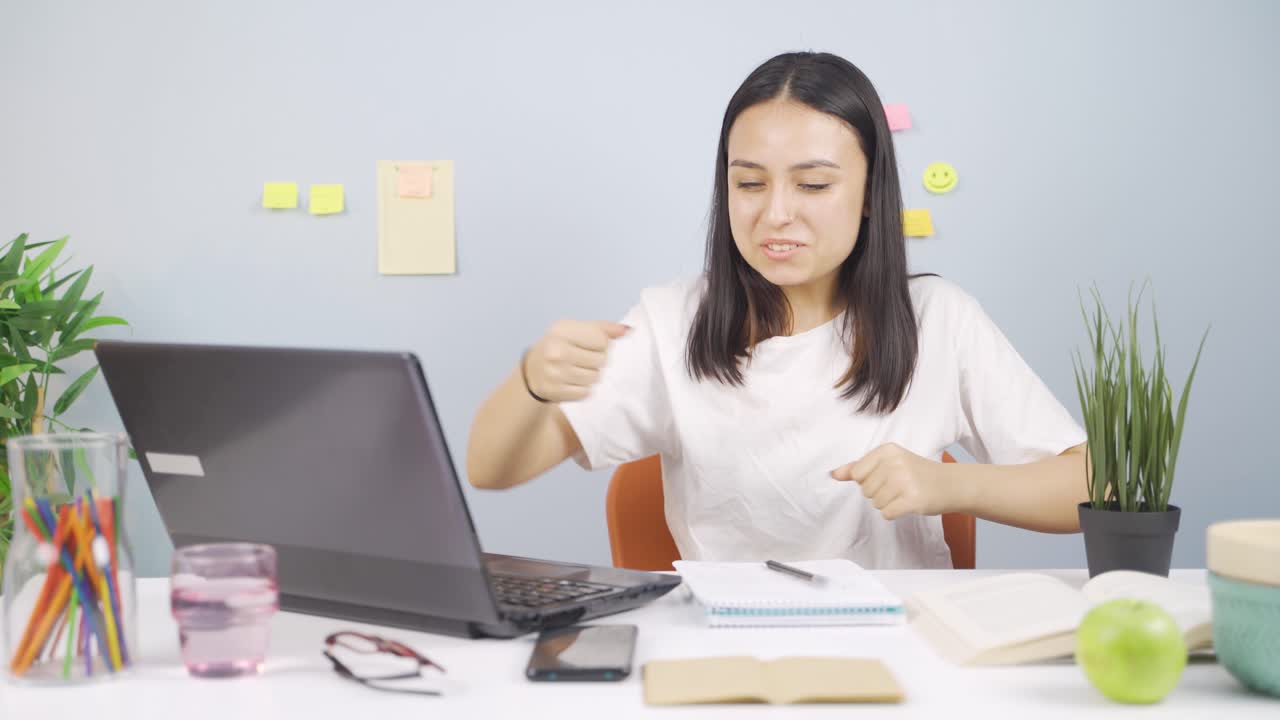 기 ⁇ 하는 여성 학생.