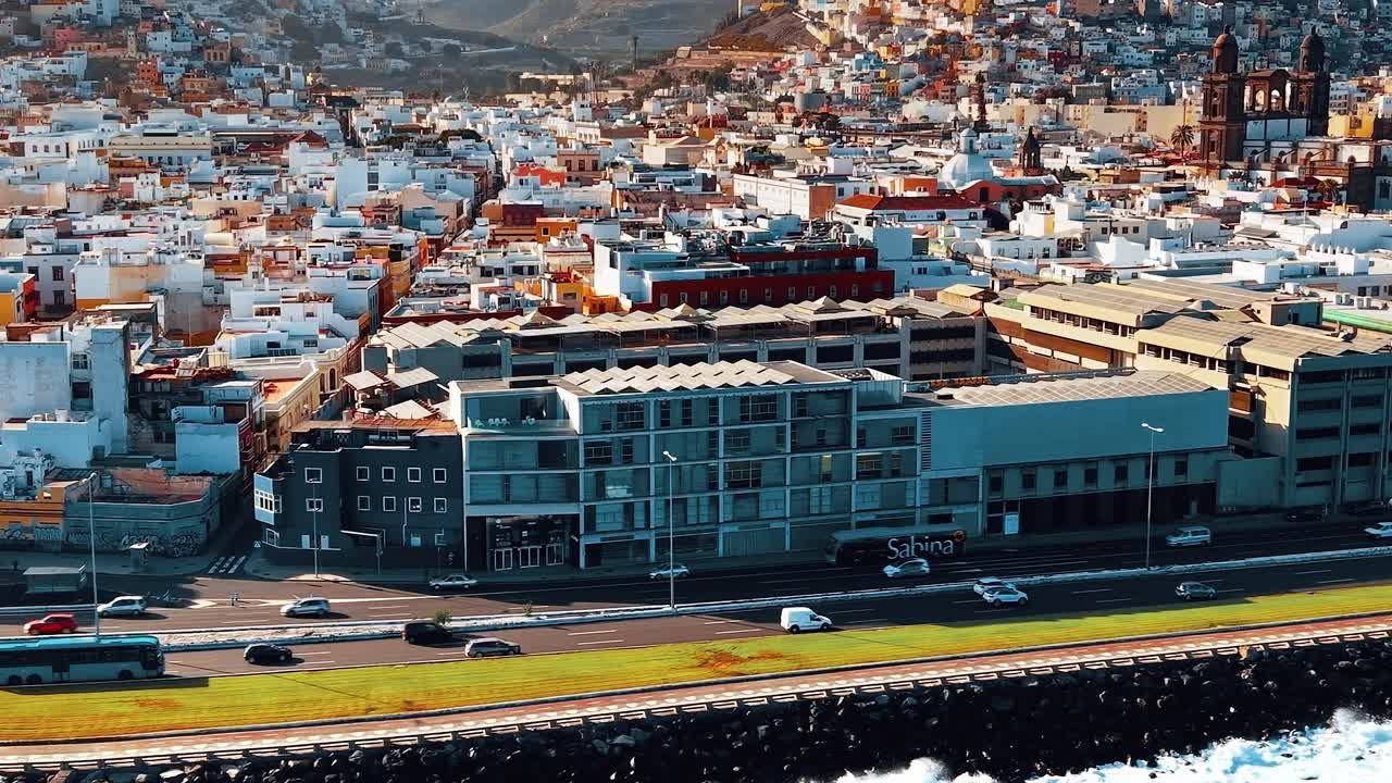 スペイン、グランカナリアの日中の都市部を上空から見た眺め