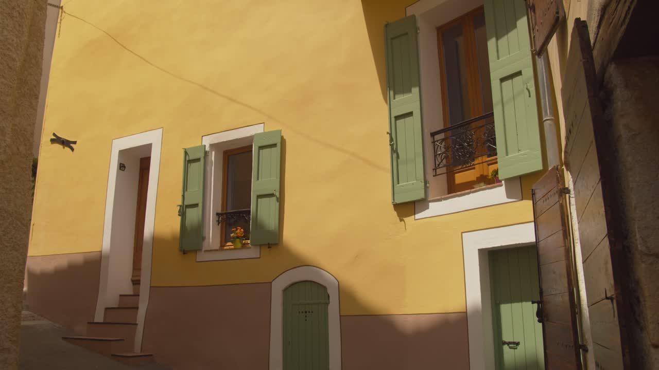 красочное здание в экс-ан-прованс франция