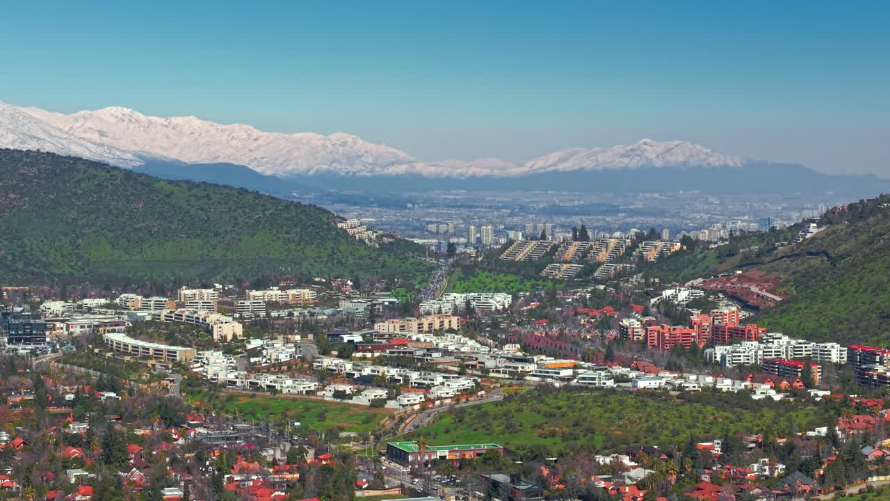 배경 에 산 들 이 있는 도시 풍경