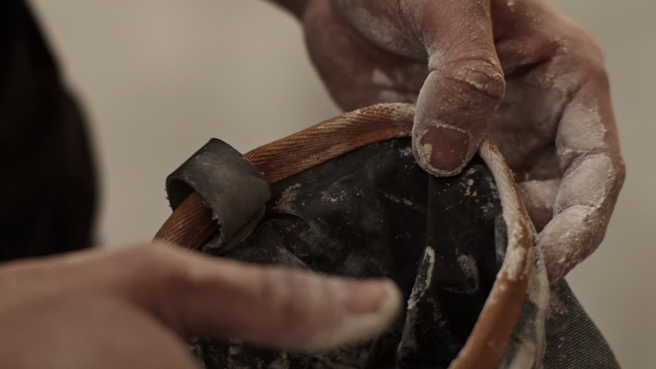 manos que dan forma a las ollas de arcilla