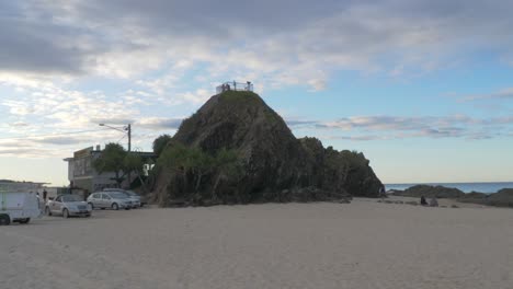 roca elefante contra el cielo brillante - playa currumbin en gold coast, queensland, australia