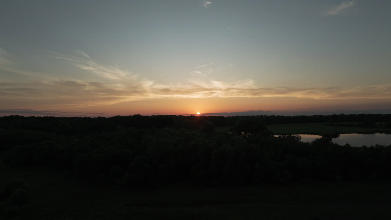 las siluetas de la naturaleza en el área de conservación del monumento busch, missouri, estados unidos