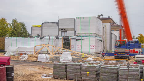 los trabajadores están construyendo un edificio con la ayuda de una grúa