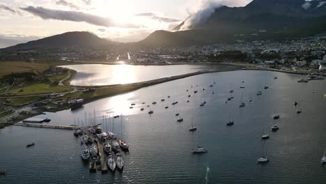 drone aéreo sobre el amanecer en la bahía de ushuaia, patagonia, paisaje natural, sol reflejado en aguas tranquilas, argentina, horizonte de ensueño de la provincia de tierra del fuego