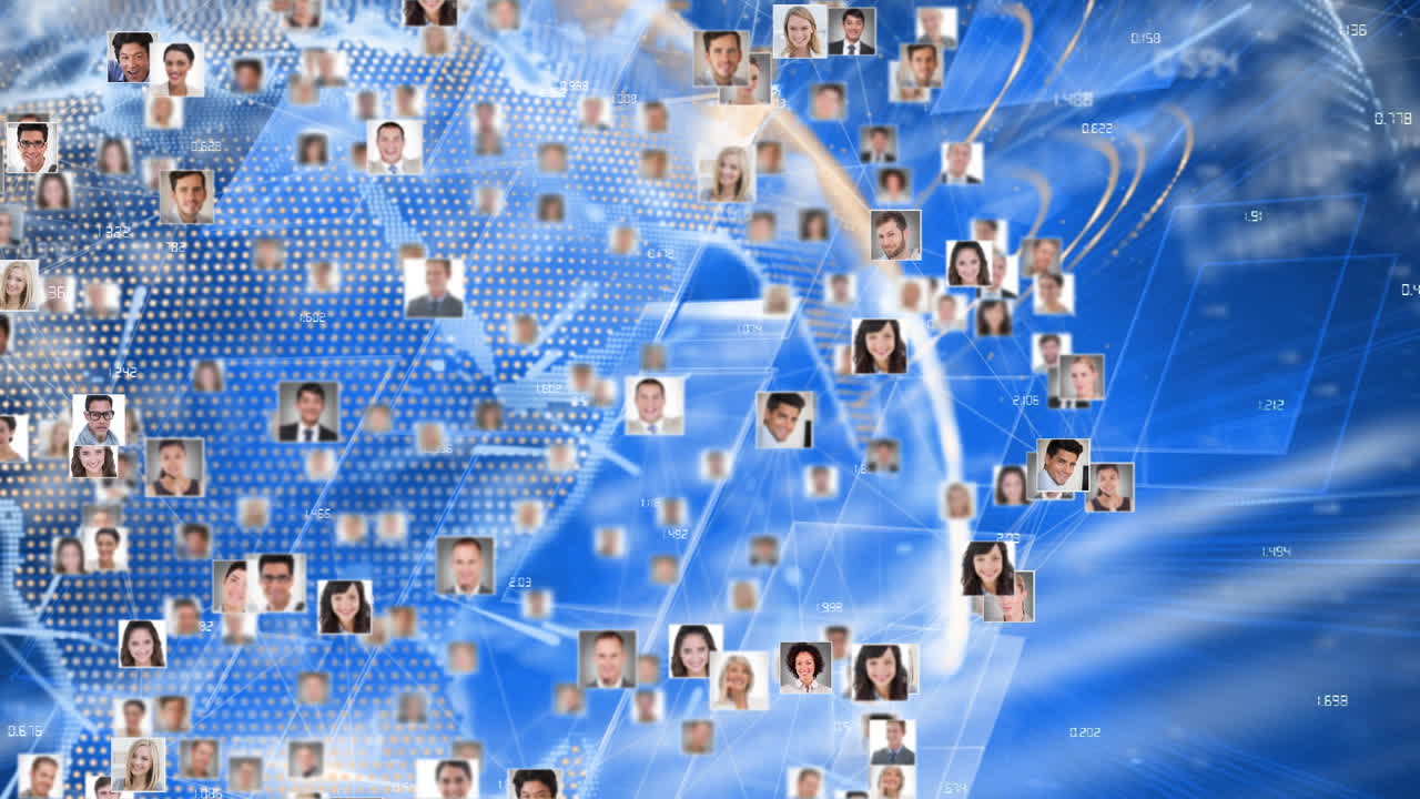 animación de retratos de personas que giran alrededor del mundo con procesamiento de datos, en azul