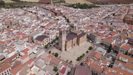 vista aérea de la iglesia de san pedro apóstol en montijo, badajoz, españa