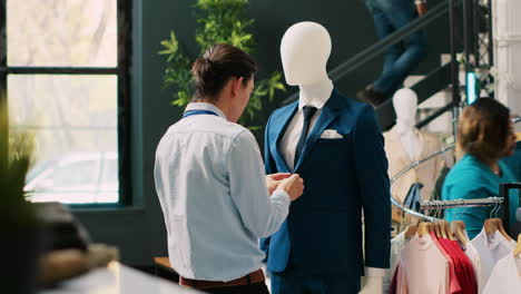 hombre elegante chequeando maniquí