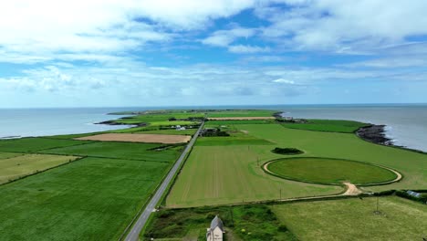 Lugares-épicos-De-Irlanda,-Estuario-De-Hook-Head-Y-El-Largo-Camino-Recto-Hasta-El-Faro,-Tierras-De-Cultivo-De-Wexford