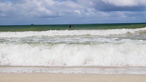 el hermoso mar azul verde rueda suavemente hacia la orilla y se estrella contra hermosas playas de arena