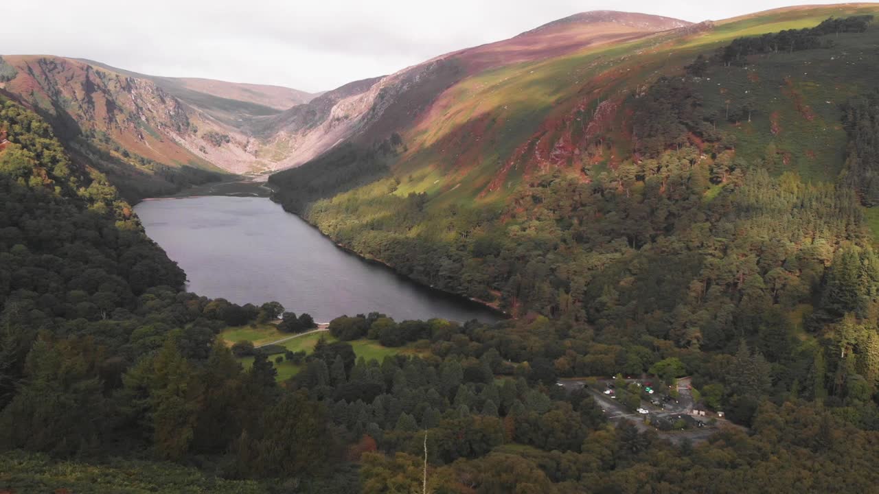 increíble paisaje de río que fluye en medio de montañas verdes