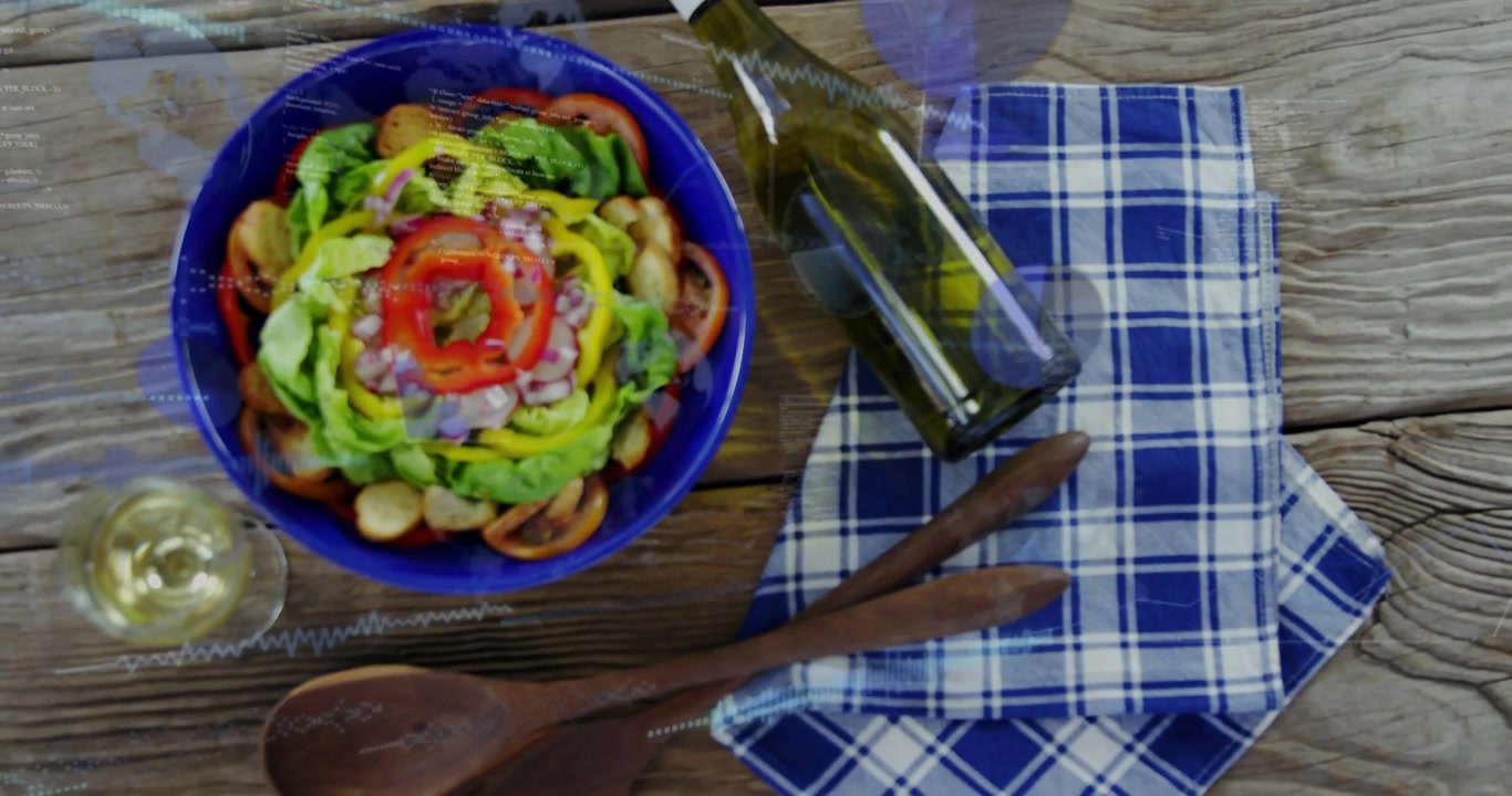 Ensaladera azul en el centro-izquierda, la cámara se aleja revelando una botella, destello de lente, vino para anuncio de comida.