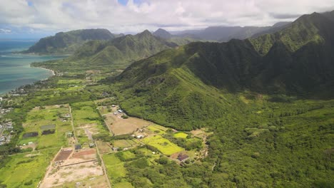 Vista-Aérea-Panorámica-A-La-Derecha-Con-Vistas-A-Las-Cadenas-Montañosas-De-Hawaii