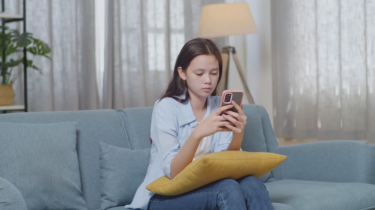 소파 에 스마트폰 을 사용하는 여자