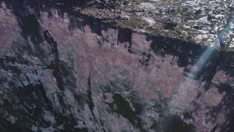 Luftaufnahme-Des-Tepuy-Roraima-Und-Seines-Gipfels-Voller-Felsformationen