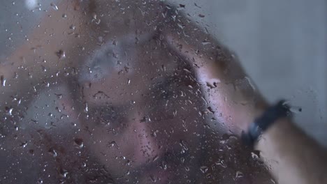 man shampooing his hair to keep his hair clean and good looking